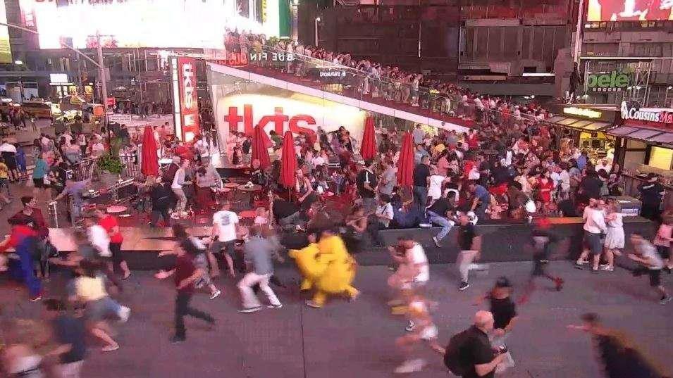 Nghe tieng po xe, nguoi dan My chay loan vi tuong sung no hinh anh