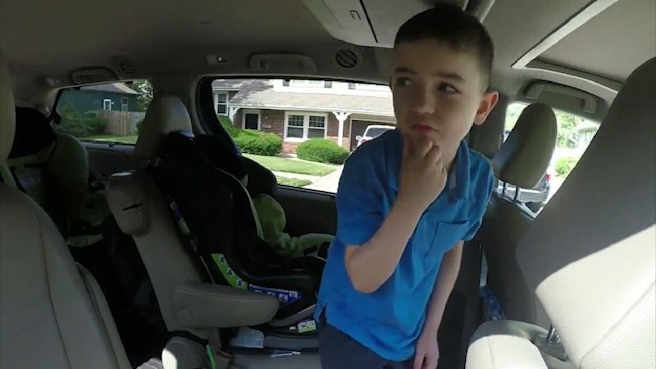 Me tre day con cach thoat hiem khi xe bi khoa hinh anh