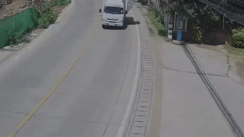 Xe tai om cua lam roi hang chuc thung bia xuong duong hinh anh