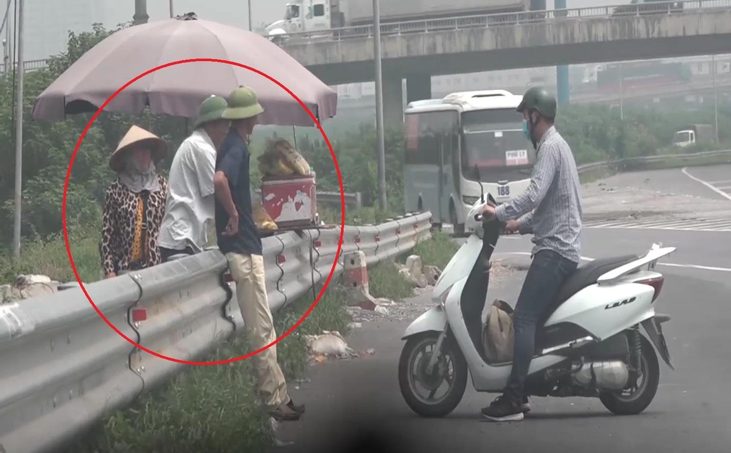 Con do dan canh 'doa CSGT', tran lot tien nguoi vi pham o Ha Noi hinh anh