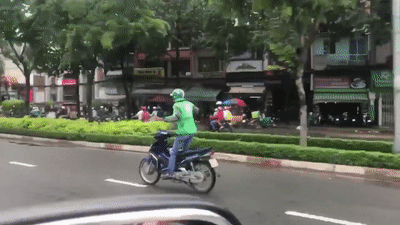 Nam thanh nien buong hai tay, nhay mua khi lai xe hinh anh