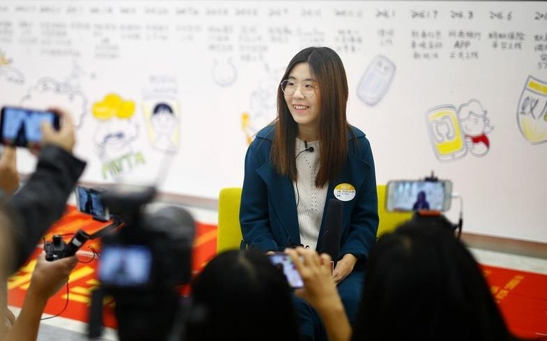 Trung xo so, co gai kho so vi phai di khap the gioi de nhan thuong hinh anh