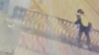 Mai hon nhau, doi trai gai roi tu tren cau xuong dat hinh anh