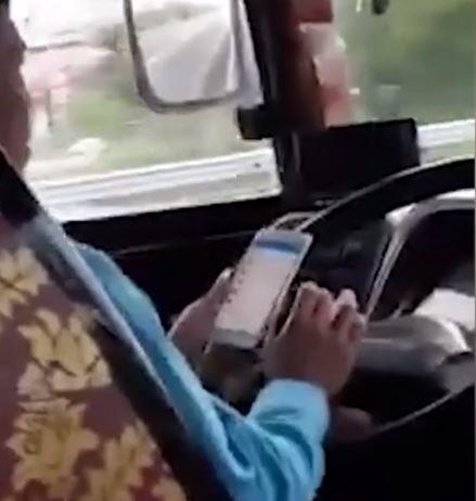 Tai xe xe khach luot Facebook khi dang di tren cao toc hinh anh