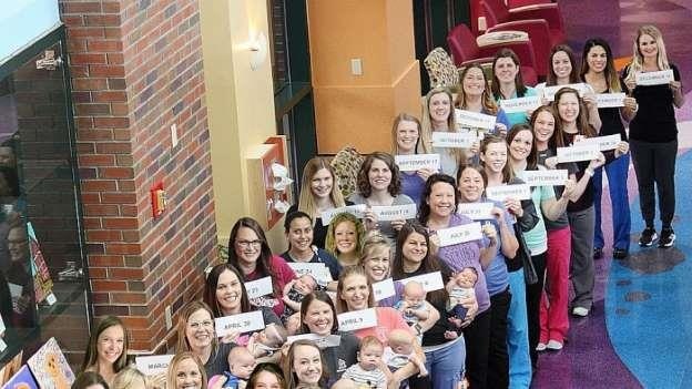 36 nu y ta trong mot benh vien cung mang thai va sinh con trong 1 nam hinh anh