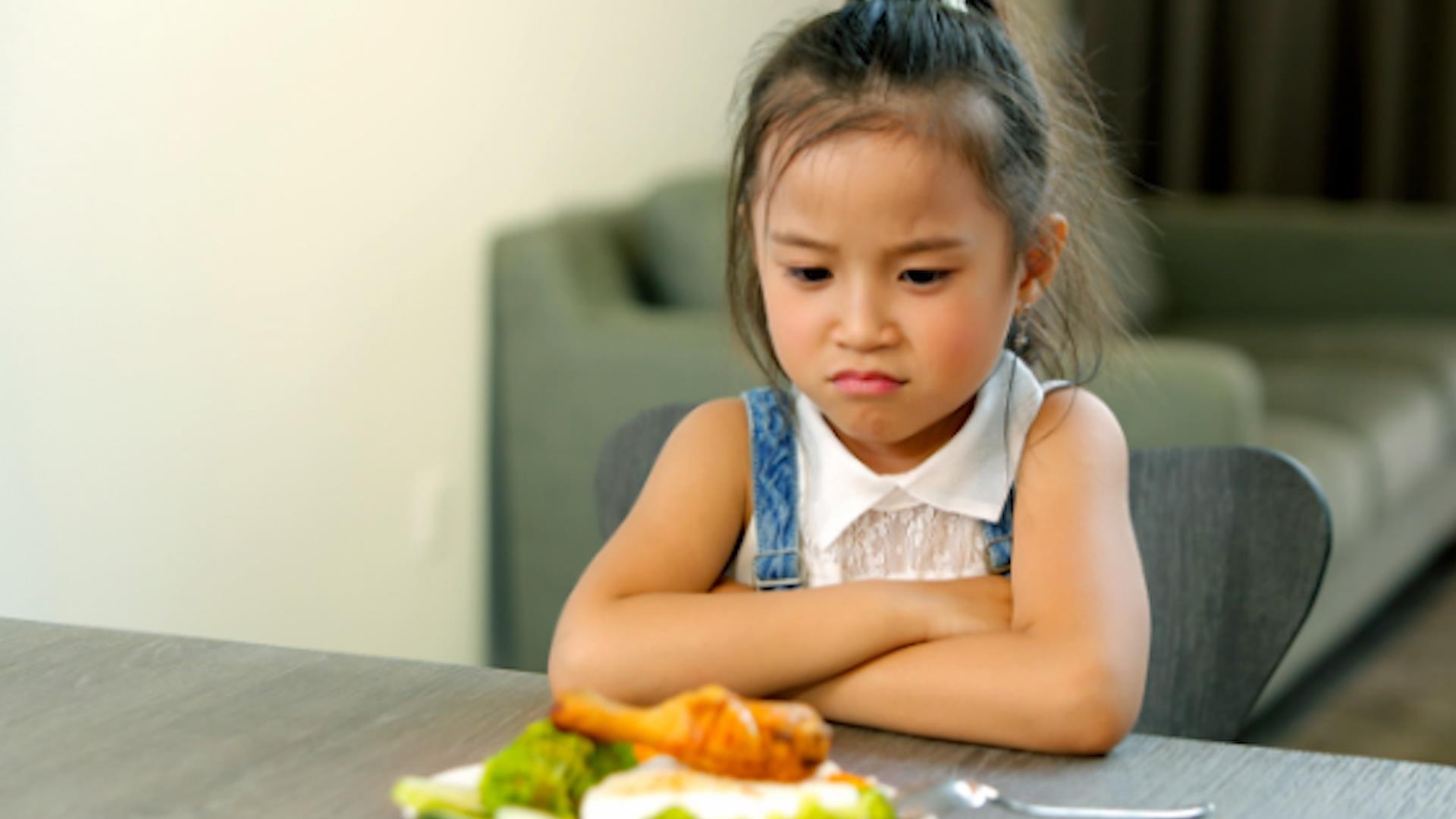 Be gai 7 tuoi bi me danh den tu vong vi an cham hinh anh