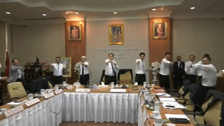 Quan chuc y te Thai Lan nhay theo nhac truoc hop bao ra mat dau can sa hinh anh