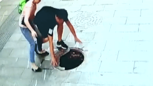 Ong bo nhanh tay giai cuu be trai roi xuong cong nuoc hinh anh