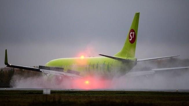 Hy huu may bay Boeing chay het duong bang ma chua the cat canh o Nga hinh anh