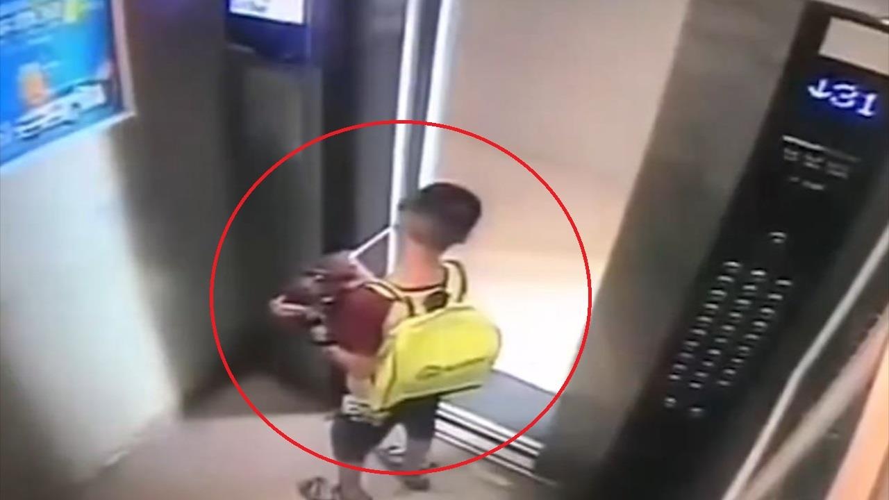 Tre bi ket trong thang may o Trung Quoc vi nghich dai hinh anh