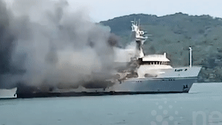 Linh cuu hoa vat lon cuu du thuyen boc chay o Thai Lan hinh anh