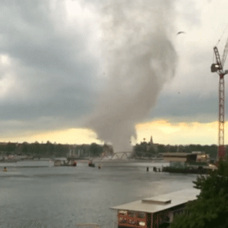 Cay nuoc xoay khong lo phun cuon len troi o Ha Lan hinh anh