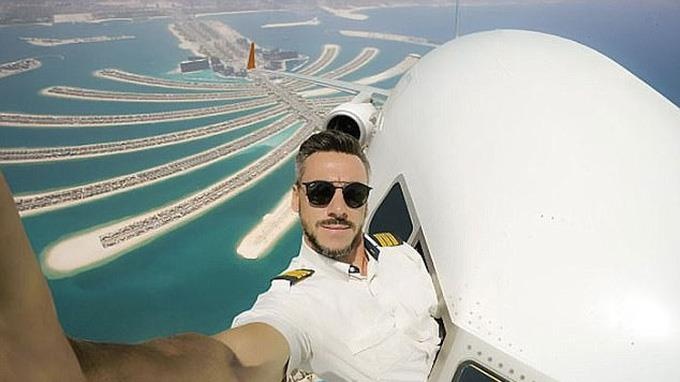 Bi mat sau nhung buc anh selfie khi dang lai may bay hinh anh