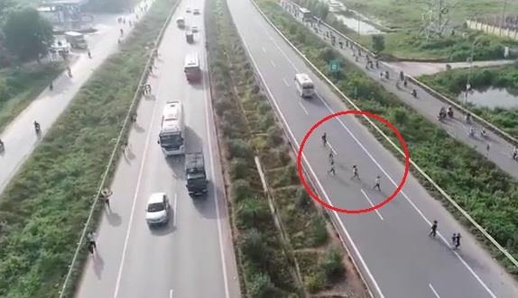 Cong nhan lieu minh bang qua cao toc di lam hinh anh