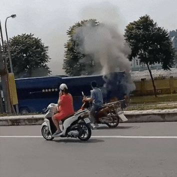 Xe khach bat ngo boc chay du doi o ven duong Ha Noi hinh anh