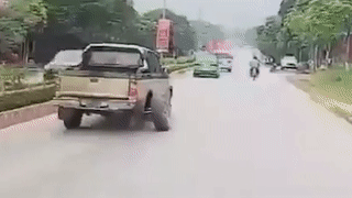 Xe ban tai dang di chot 'rung banh' tren duong hinh anh