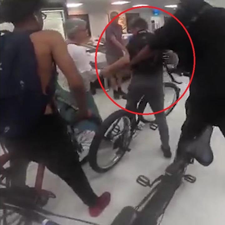 Nhom thanh nien Anh vo tu lai xe dap vao 'quay' sieu thi hinh anh