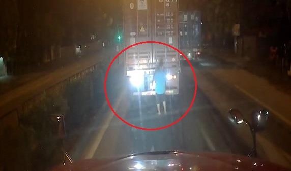 Bi chieu choi mat, tai xe lay son xit den den xe khac hinh anh