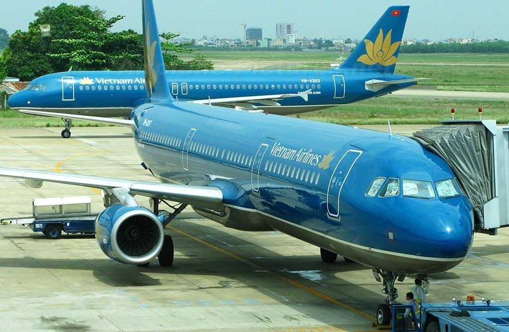 2 nhom hanh khach khoang chuc nguoi au da trong san bay Tan Son Nhat hinh anh