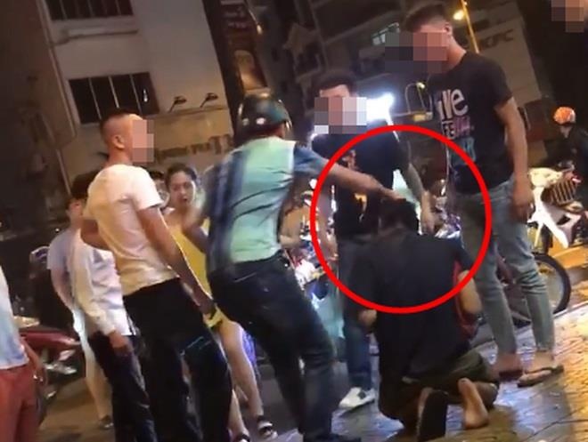 Nguoi ban dao bi bat quy giua pho Sai Gon vi bi nghi trom do hinh anh