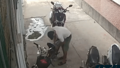 Dot nhap hem toan xe may, trom chi go binh dien xe dap roi bo di hinh anh