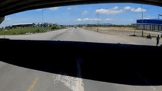 Container mot phen 'mat via' khi xe may dot ngot bang qua duong hinh anh