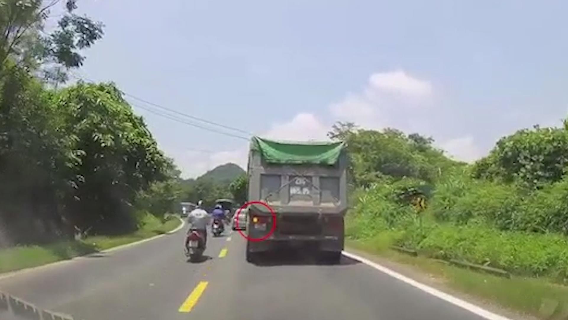 Xi nhan phai khong cho vuot, hanh dong cua tai xe xe ben gay cam kich hinh anh