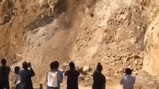 Bi thuong vi dung quay video canh lo nui hinh anh