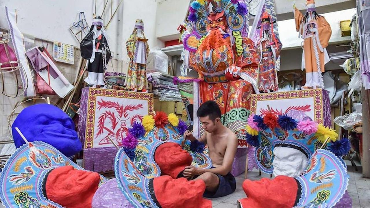 Hai chang trai Malaysia giu gin nghe lam hang ma hinh anh