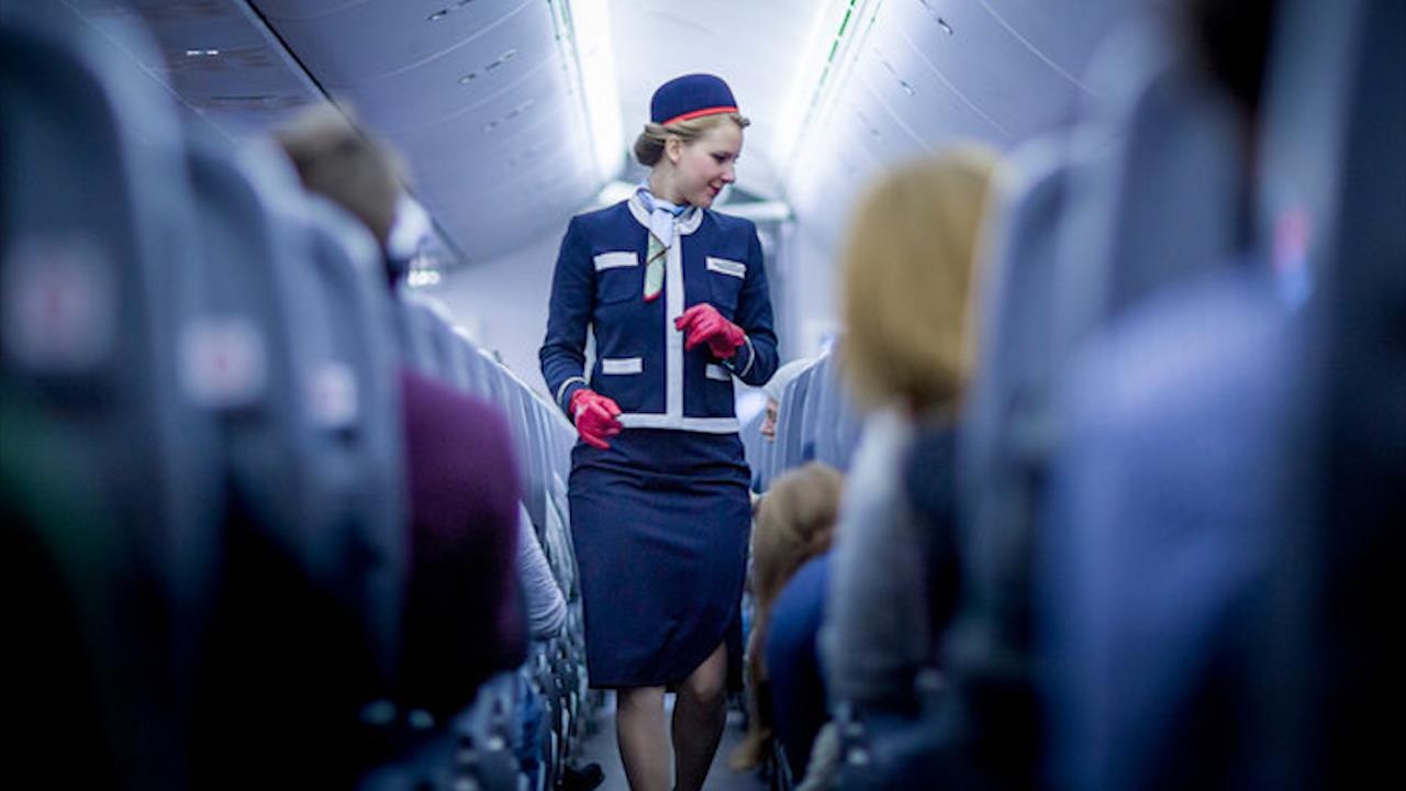 Tai sao ban phai tra rat nhieu tien khi di may bay? hinh anh