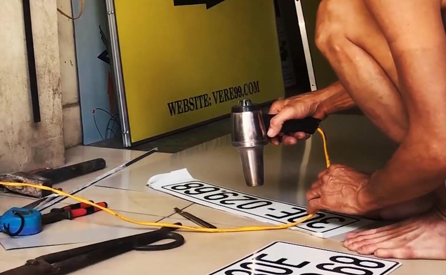 Can canh cong nghe san xuat bien so xe gia y nhu that hinh anh