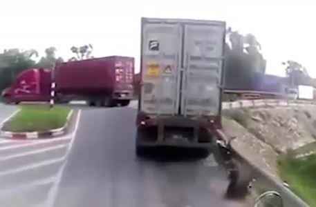 An hoa khi di vao diem mu cua container hinh anh