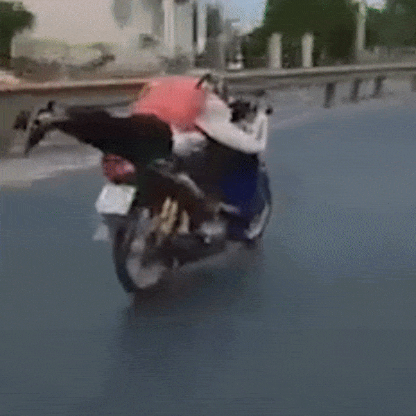 Nam tai xe nam dai tren yen xe phong toc do cao hinh anh