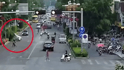 Mat lai, xe khach lao thang qua ben duong gay tai nan hinh anh