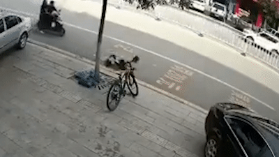 Be trai suyt chet vi bi xe dien can bang keo le giua duong hinh anh