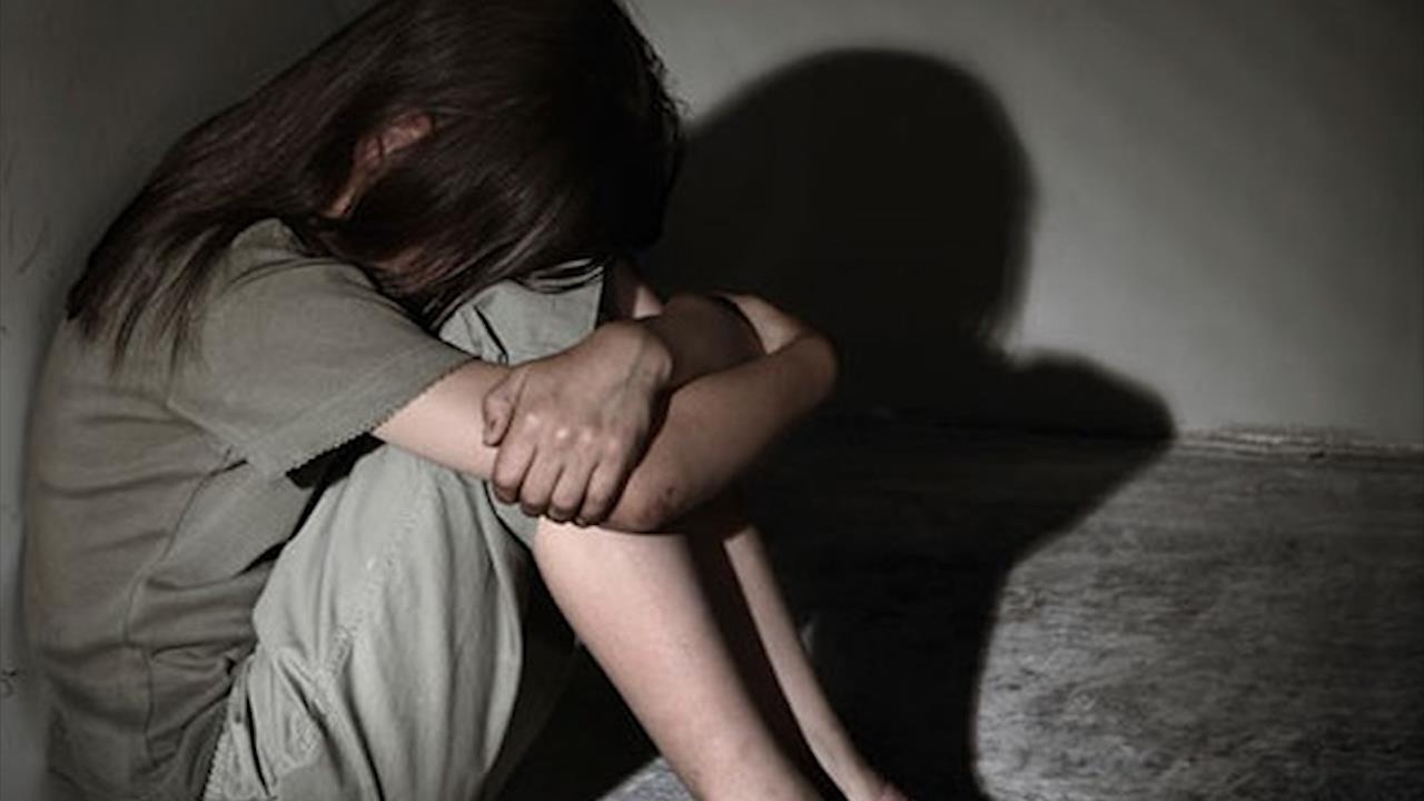 Nhung hanh vi nao la dam o tre em? hinh anh