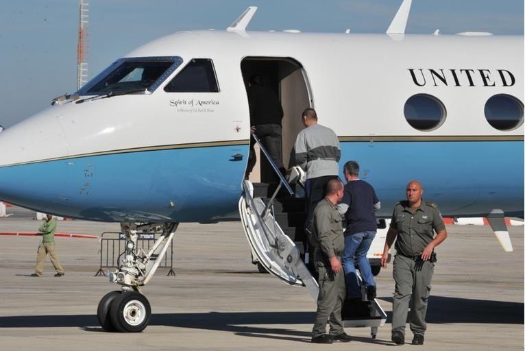 Chuyen bay dac biet chuyen cho cac tu nhan xuyen quoc gia cua My hinh anh