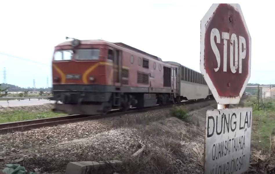 Diem den noi moi nam lai co tai nan duong sat o Quang Ngai hinh anh