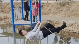 Chang trai 'di bo tren khong' dieu luyen gay me hoac nguoi xem hinh anh