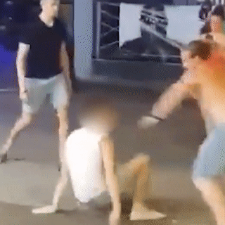 Cai va, vo si MMA ha guc 2 nguoi dan ong ngay tren pho o Cyprus hinh anh