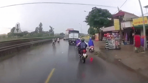 Tai xe oto 'phanh chay lop' cuu nguoi phu nu nga xe may tai Ha Noi hinh anh