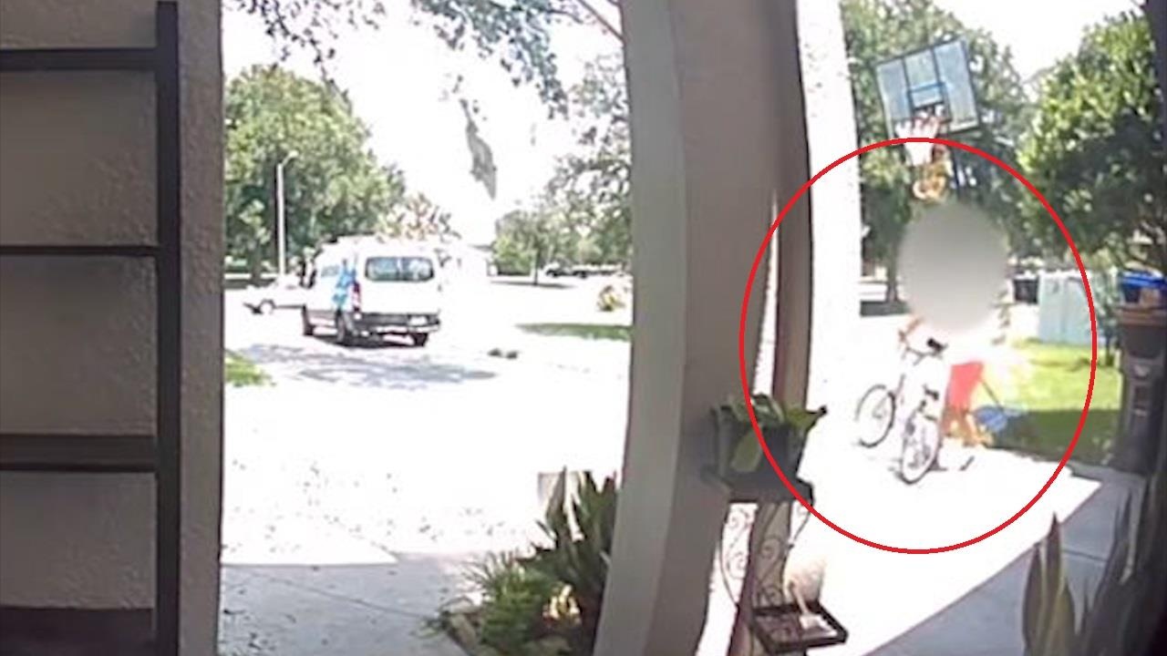 Giao hang den cua nha, shipper tien tay cuom luon xe dap hinh anh