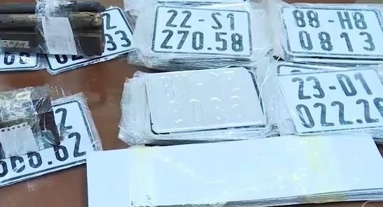 Triet pha co so san xuat bien so xe gia giua long Ha Noi hinh anh