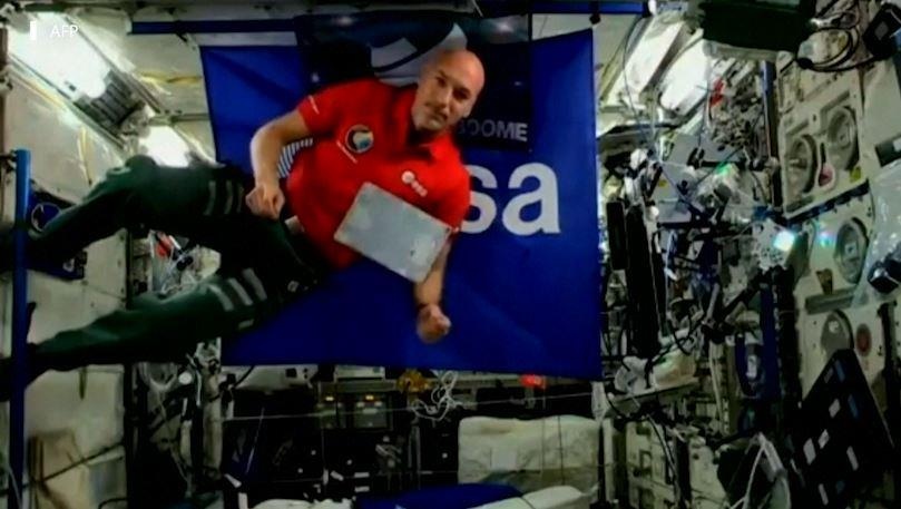 Man trinh dien DJ dau tien duoc tuong thuat truc tiep tu vu tru hinh anh