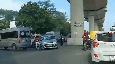 Tai xe xe om luon lach keo toac dau taxi roi bo chay hinh anh