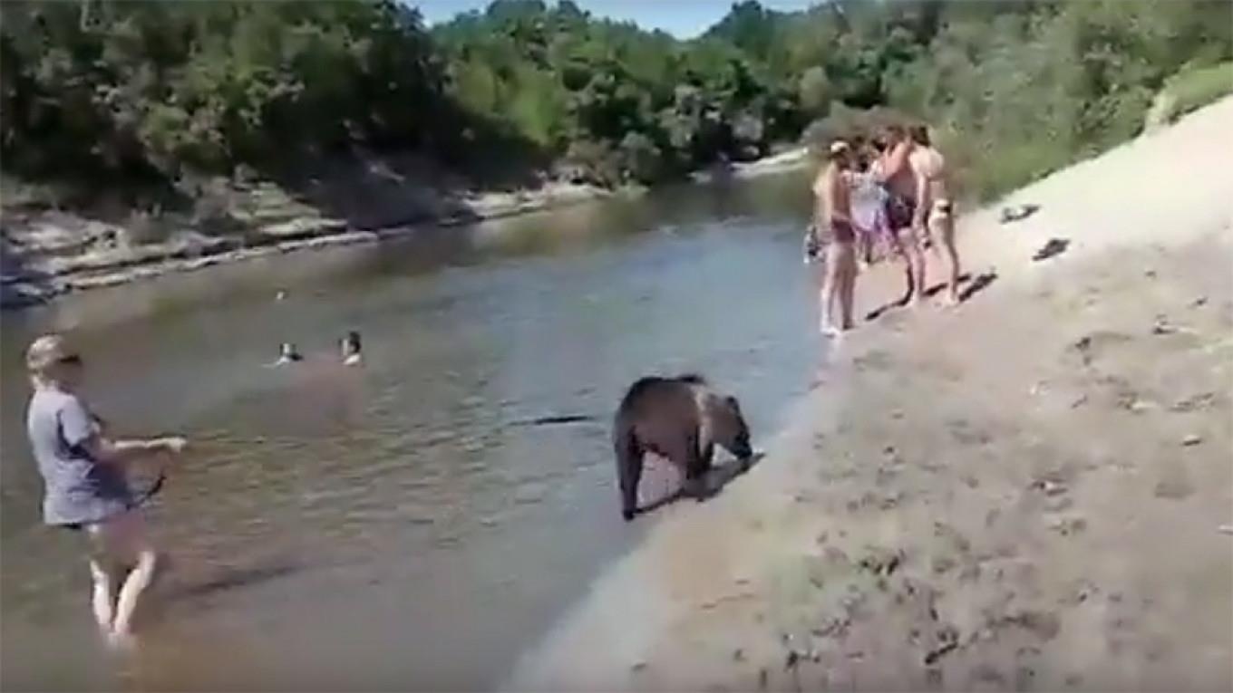 Co gai Nga dat gau di boi, vung vay tam chung voi du khach hinh anh