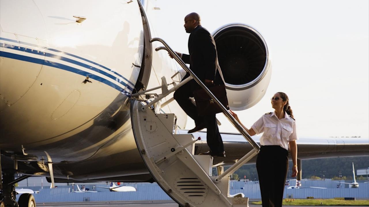 De tiet kiem, cong ty luat mua chuyen co 3 trieu USD de di cong tac hinh anh