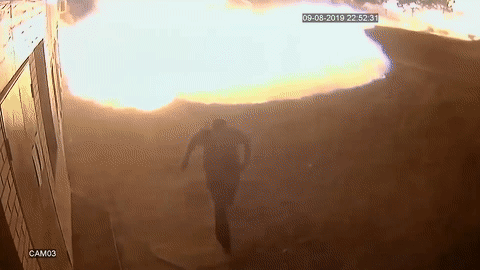 Nguoi dan ong thoat khoi vu no be chua xang dau nhu phim hanh dong hinh anh