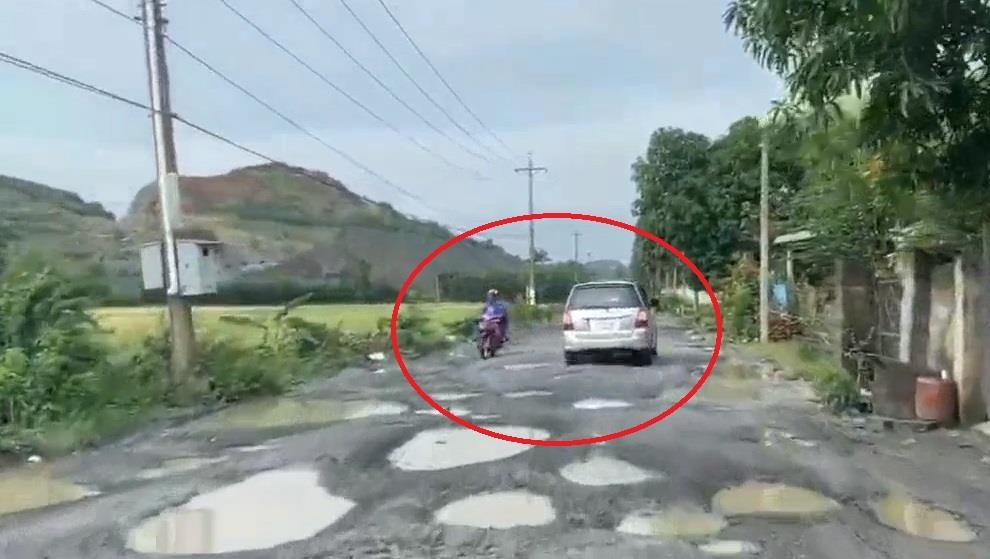 Oto, xe may kho so khi di tren doan duong chi chit 'o ga' hinh anh