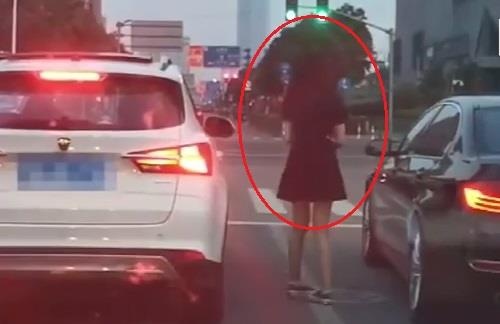 Vut rac ra duong, tai xe bi co gai duoi theo, nem tra vao oto hinh anh